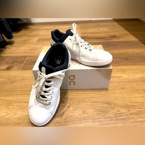 On The Roger Advantage sneaker, white with navy accents, size 10M
